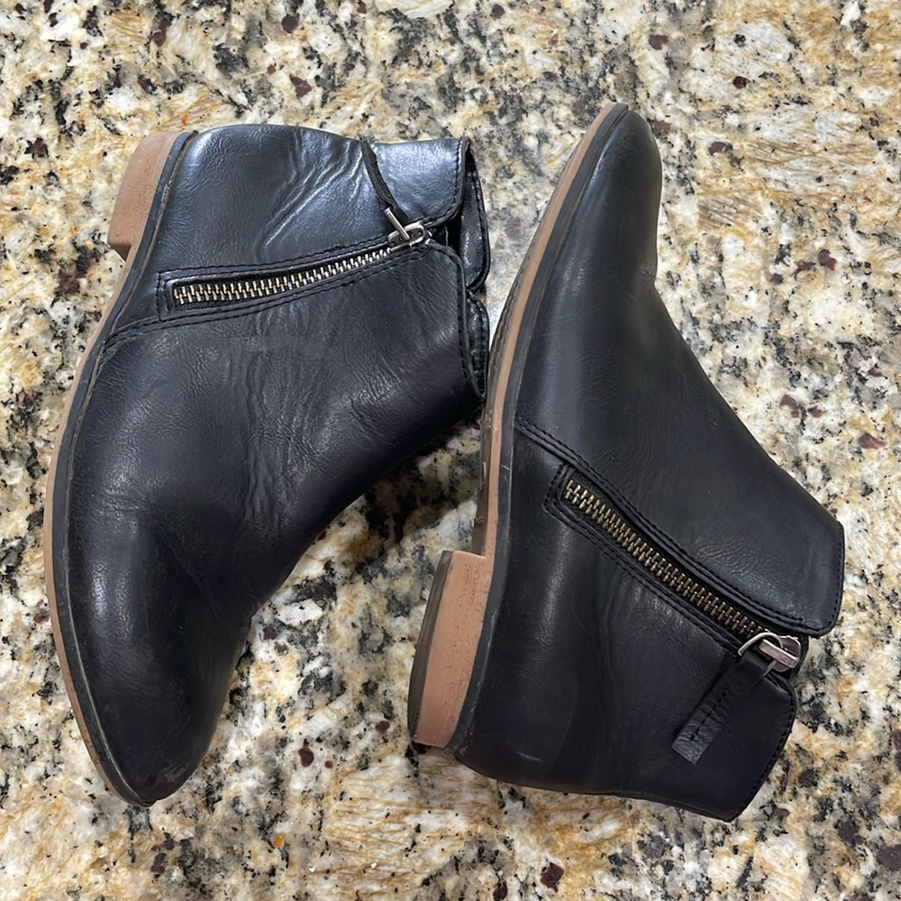 Cat and Jack Girls Black Boots Size 2